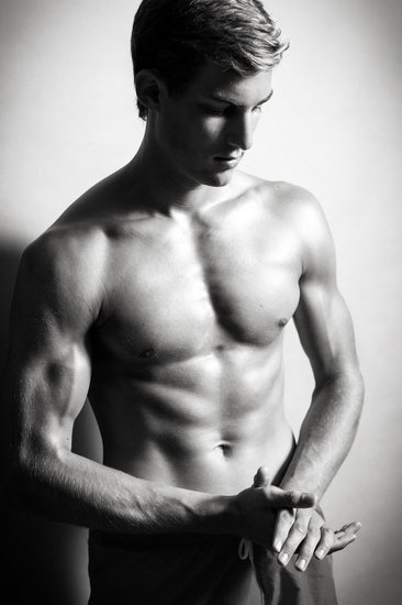 colles Männerfoto in SW, steiles Licht für beste Modulation der Körperkonturen und Definition der Muskeln für ein starkes Männerportrait